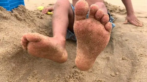 Παιδί Κινείται Πόδια Αισθάνονται Ευτυχείς Στην Παραλία Πόδι Του Βρέφους — Φωτογραφία Αρχείου
