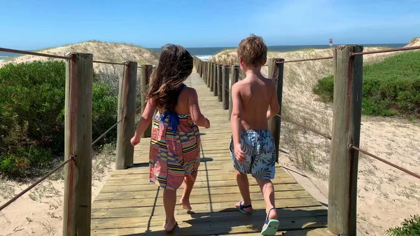 Dzieci Idące Kierunku Plaży Ścieżką Drewnianą Brat Siostra Jadą Razem — Zdjęcie stockowe