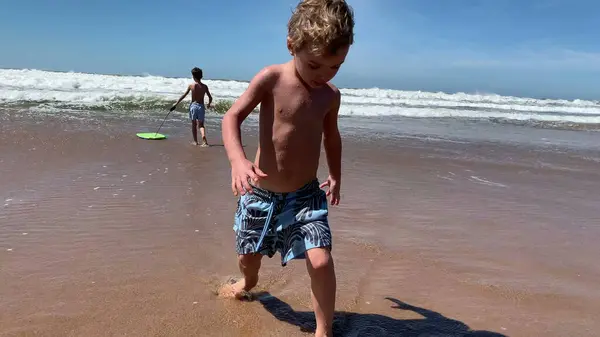 Dzieci Bawią Się Plaży Szczęśliwe Dzieci Letni Dzień Brzegu Morza — Zdjęcie stockowe
