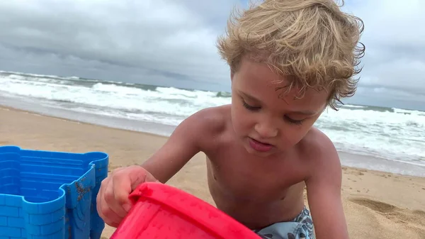 Söt Pojke Leker Stranden Med Hinkar Och Vatten — Stockfoto