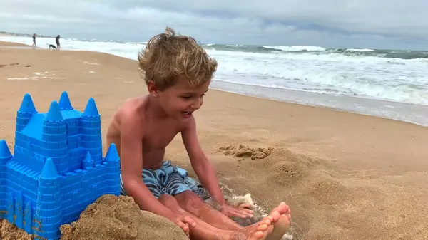 Barnet Leker Stranden Med Spade Och Hink Stranden — Stockfoto
