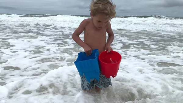 Uroczy Chłopiec Niosący Wiadra Wypełnione Wodą Plaży — Zdjęcie stockowe
