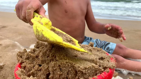 Dziecko Maluch Bawi Się Plaży Wiadrem Łopatą — Zdjęcie stockowe