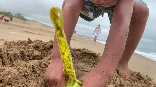 Criança Brincando Praia Com Removendo Areia Costa — Fotografia de Stock