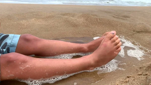 Мальчик Ребенок Играет Пляже Ведром Лопатой — стоковое фото