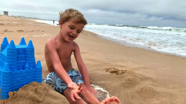 Παιδί Νήπιο Παίζει Στην Παραλία Φτυάρι Και Κουβά Στην Ακτή — Φωτογραφία Αρχείου