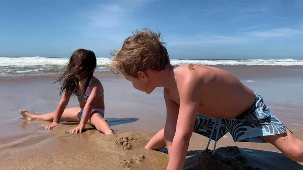 Dzieci Tonące Piasku Plaży Bawią Się Dzieci Brat Siostra Rodzeństwo — Zdjęcie stockowe