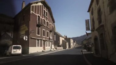 Ocak 2022 Fransa - Fransız küçük bir kasabadan geçen yolcu perspektifi