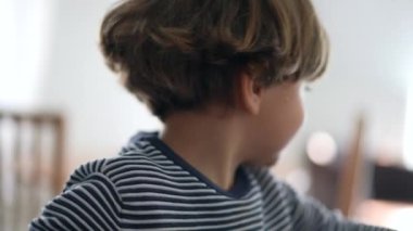 Küçük çocuk gülümserken başını sallıyor. Mutlu çocuğun portresi. Beden dilini reddederek hayır diyor.