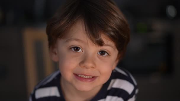 Šťastné Dítě Detailní Tvář Usmívá Kamery Hezký Kavkazský Mladý Chlapec — Stock video