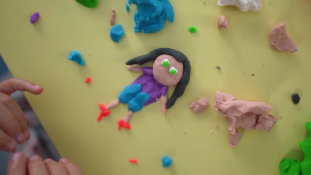 Kid Molds Imagined Forms Uit Play Clay Close Kinderhanden Die — Stockvideo