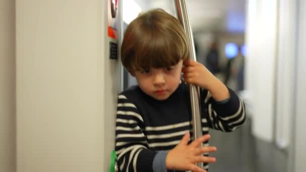 Passenger Young Boy Eagerly Awaiting Train Destino Segurando Barra Metal — Vídeo de Stock