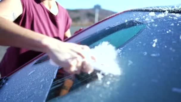 Close Ręczne Odśnieżanie Frost Zimowe Road Trip Dojazd Rano Przygotowywanie — Wideo stockowe