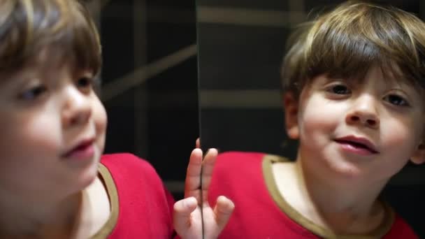 Menino Brincalhão Pijama Observando Sua Reflexão Espelho Noite — Vídeo de Stock