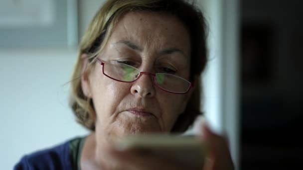 Крупный План Пожилой Женщины Читающей Контент Онлайн Помощью Смартфона Одна — стоковое видео