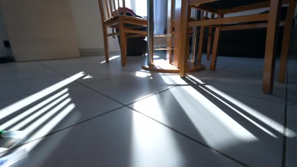 Πρωινό Φως Στο Πάτωμα Του Σαλονιού Χαμηλή Γωνία Του Ήλιου — Αρχείο Βίντεο