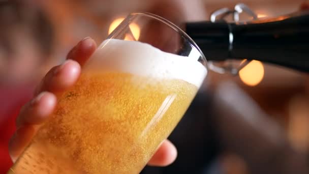 Copo Enchimento Com Cerveja Restaurante Tradicional Dourado Derramar Close Rosto — Vídeo de Stock