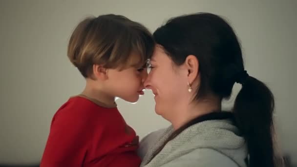 爱斯基摩人的拥抱 父母与孩子之间的爱意之舞 — 图库视频影像