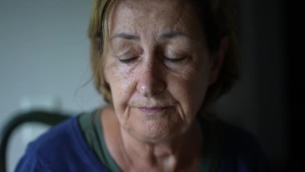 Triste Cara Mujer Mayor Cerca Melancolía Expresivo Contemplativo Más Viejo — Vídeos de Stock