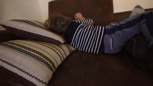 遊び心のある親子の交流 ソファーに置かれた小さな男の子の手 幸せな感情 — ストック動画