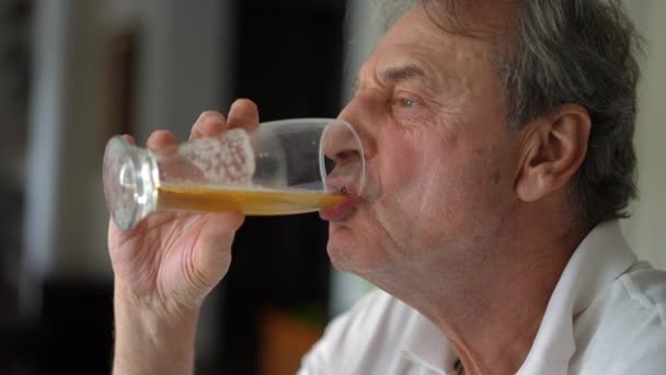 Homme Âgé Prenant Une Gorgée Bière Profil Gros Plan Visage — Video