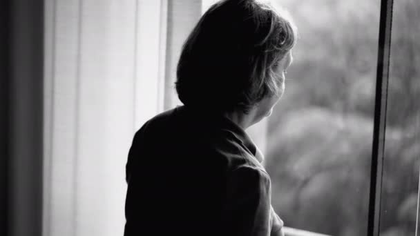 Пожилая Женщина Размышляющая Окна Дождливый День Монохромной Черно Белой Сцене — стоковое видео