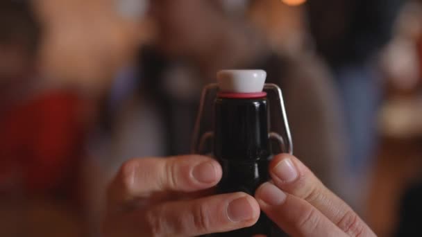 Apertura Botella Soda Bebida Haciendo Pop Restaurante — Vídeos de Stock