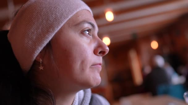 Profil Detailní Tvář Zamyšlené Přemýšlivé Ženy Třiceti Zírá Prázdným Výrazem — Stock video
