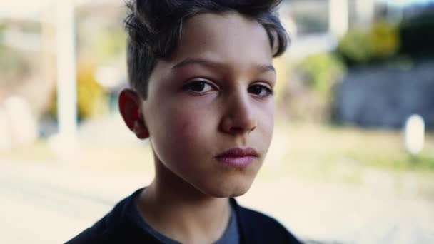 Przystojny Młody Chłopiec Patrząc Aparat Uśmiechnięty Zbliżenie Kaukaskie Pre Teen — Wideo stockowe