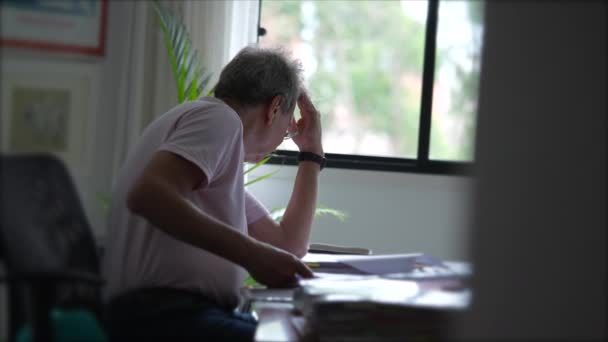Een Openhartige Senior Die Thuis Documenten Inspecteert Concentreerde Zich Het — Stockvideo