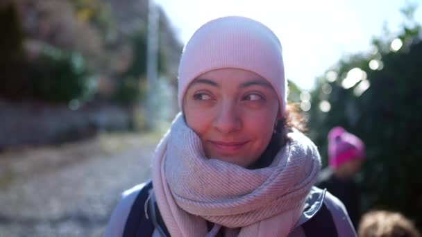 Soğuk Mevsimde Fular Bereler Takan Mutlu Bir Kadının Portresi Yaşlarda — Stok video