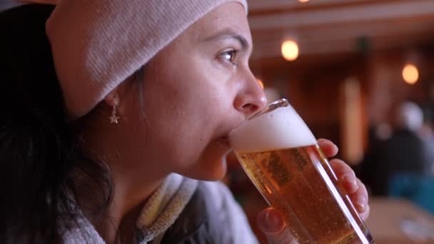 Потягивание Зимнего Пива Клип Женщины Наслаждаясь Пивом Ресторане Холодного Сезона — стоковое видео