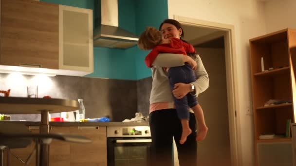 糖果妈妈和孩子在休闲客厅里一起跳舞 父母和小男孩在生活方式中跳舞的真实而随意的场景 — 图库视频影像
