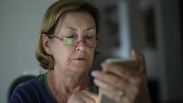 Donna Anziana Che Legge Messaggio Sul Dispositivo Smartphone Casa Faccia — Video Stock