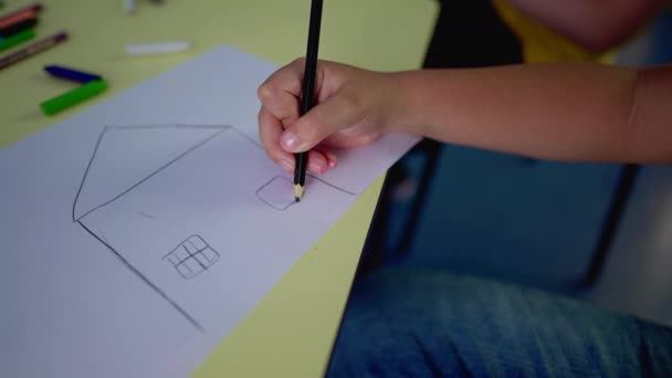 Mão Criança Close Desenhando Uma Casa Tradicional Duas Janelas Uma — Vídeo de Stock