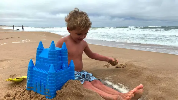 Dziecko Maluch Bawi Się Plaży Łopatą Wiadrem Brzegu — Zdjęcie stockowe