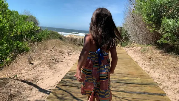 Dítě Dívka Kráčející Směrem Pláži Pobřežní Cestě — Stock fotografie