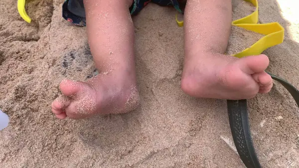 Baby Voetjes Het Strand Barefoot Peuter Voet Zittend Het Zand — Stockfoto