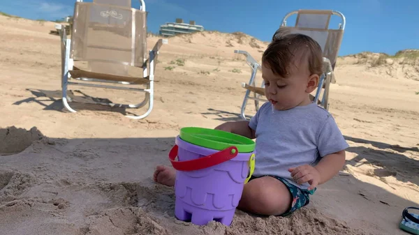 Bambino Carino Che Gioca Spiaggia Con Sabbia Secchio — Foto Stock