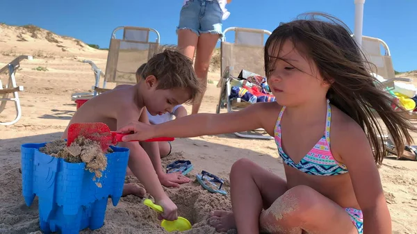 Dzieci Plaży Bawiące Się Piaskiem Dzieci Tworzące Zamek Piasku Podczas — Zdjęcie stockowe