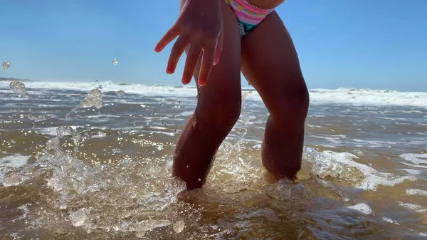 Kind Spelen Het Strand Gelukkig Klein Meisje Aanraken Zand Aan — Stockfoto