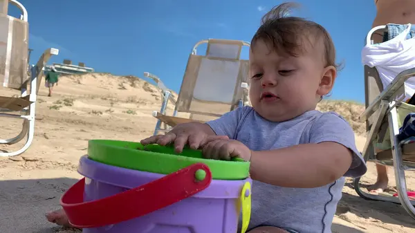 Söt Baby Spädbarn Leker Stranden Med Sand Och Hink — Stockfoto