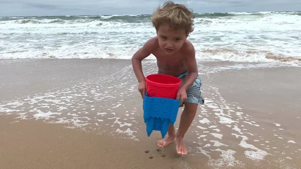 Roztomilý Chlapeček Kbelíky Plnými Vody Pláži — Stock fotografie