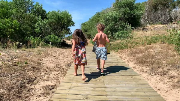 Barn Som Går Till Stranden Träväg — Stockfoto