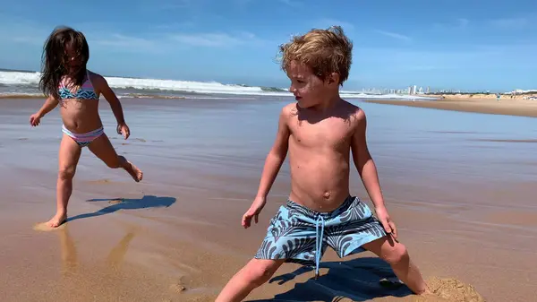 Crianças Praia Brincando Brincalhão Irmãozinho Irmã Juntos Afundando Alimentar Areia — Fotografia de Stock