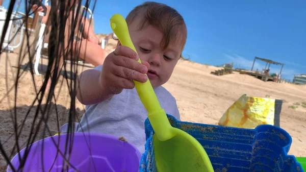 Dziecko Bawiące Się Plaży Maluch Bawi Się Wiadrami Łopatą — Zdjęcie stockowe