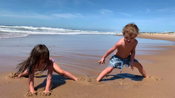 Дети Пляже Играют Игривые Младший Брат Сестра Вместе Тонут Кормом — стоковое фото