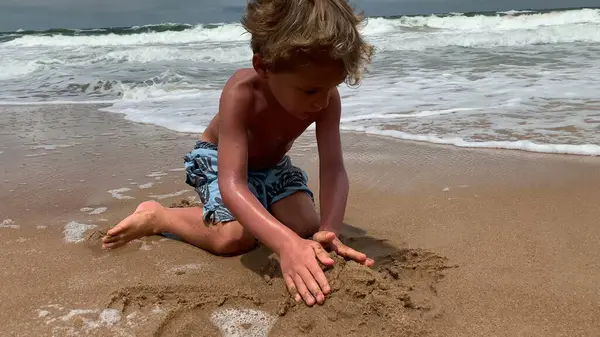 Barnet Småbarn Pojke Leker Med Sand Stranden — Stockfoto