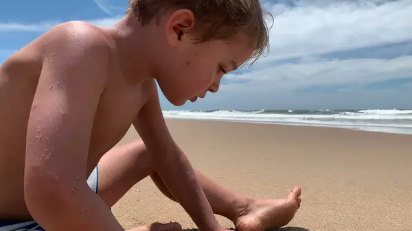 Bambini Spiaggia Giocare Con Sabbia Costruzione Castello Sabbia — Foto Stock