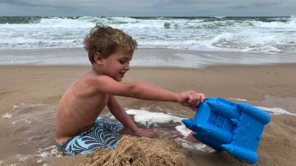 Criança Infantil Bonito Brincando Praia Sentindo Feliz Desfrutando Férias — Fotografia de Stock